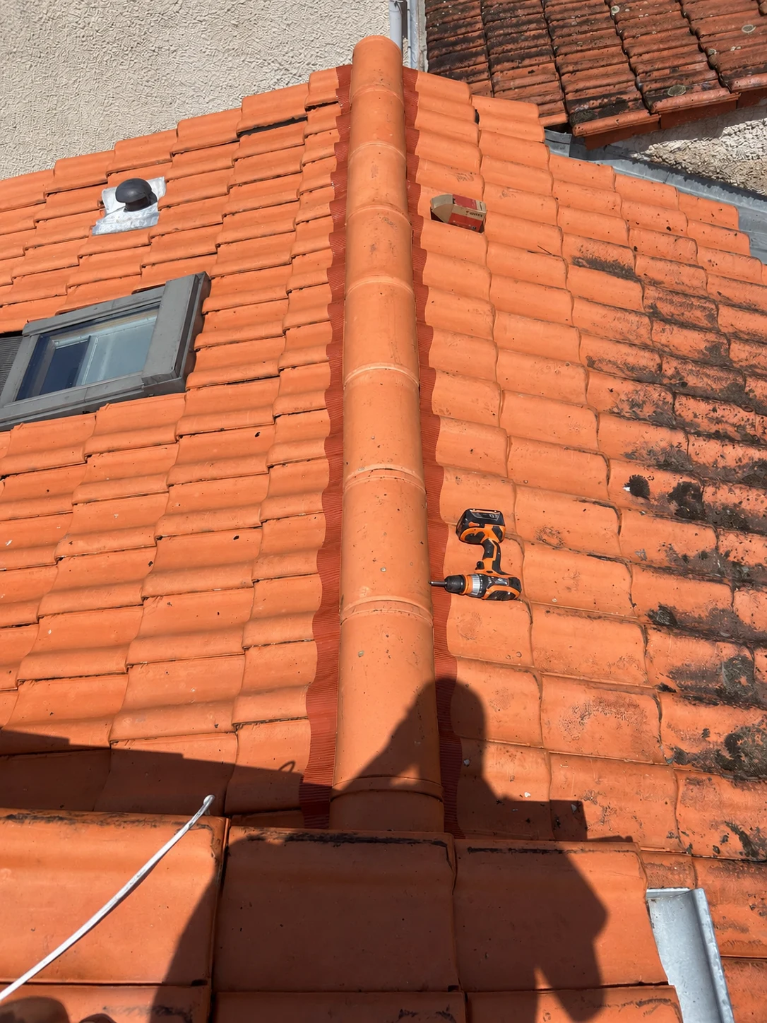 Même toiture avec tuiles faîtières alignées sur le faîtage